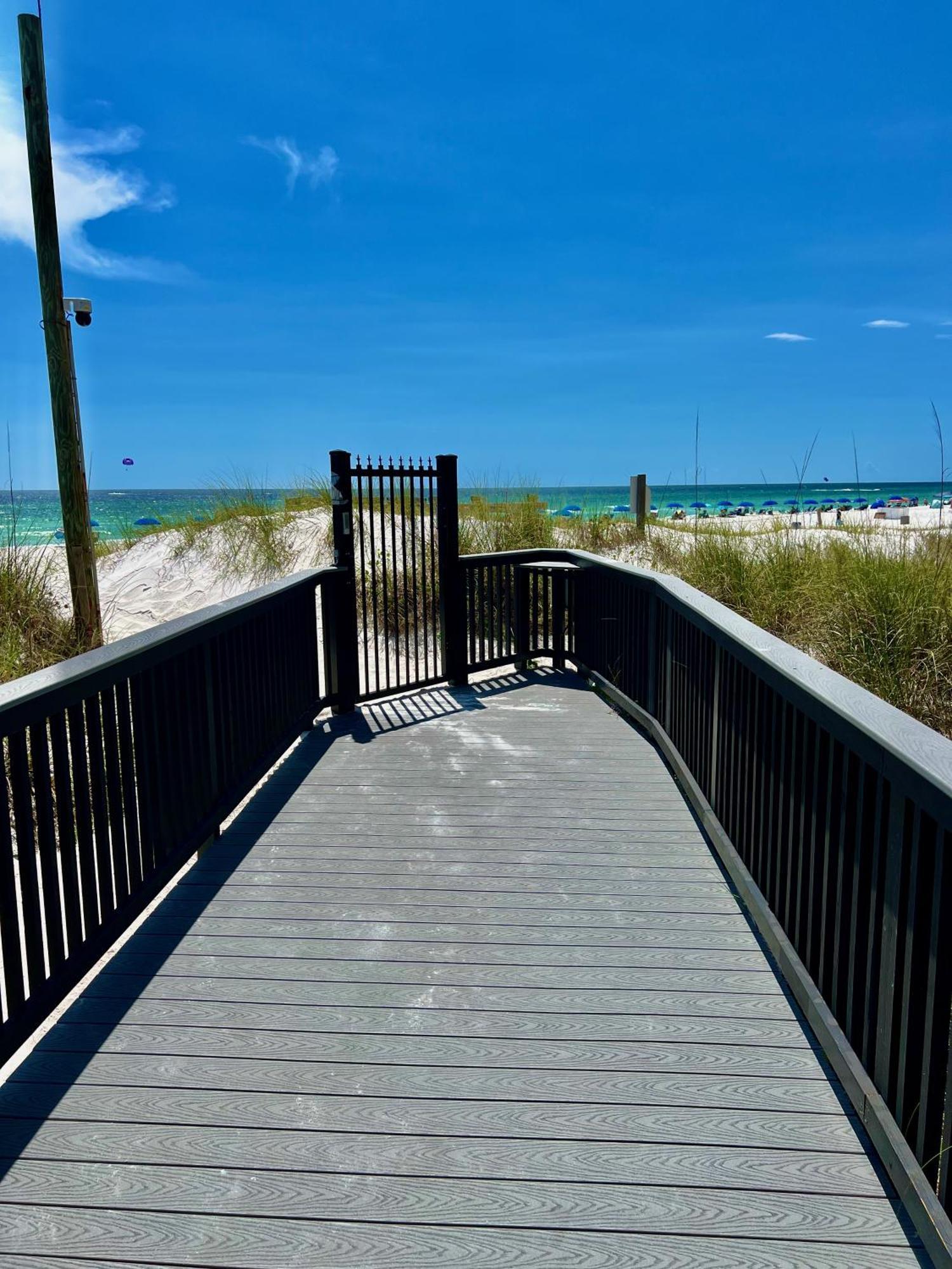 Sunbird Resort! Stunning Remodeled Beachfront Condo! Free Chair Service! By Dolce Pcb! Appartement *